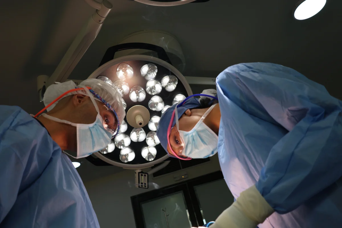 Dra. Stephania Pinedo cirujana plástica experta en Deep Plane Facelift Bogotá