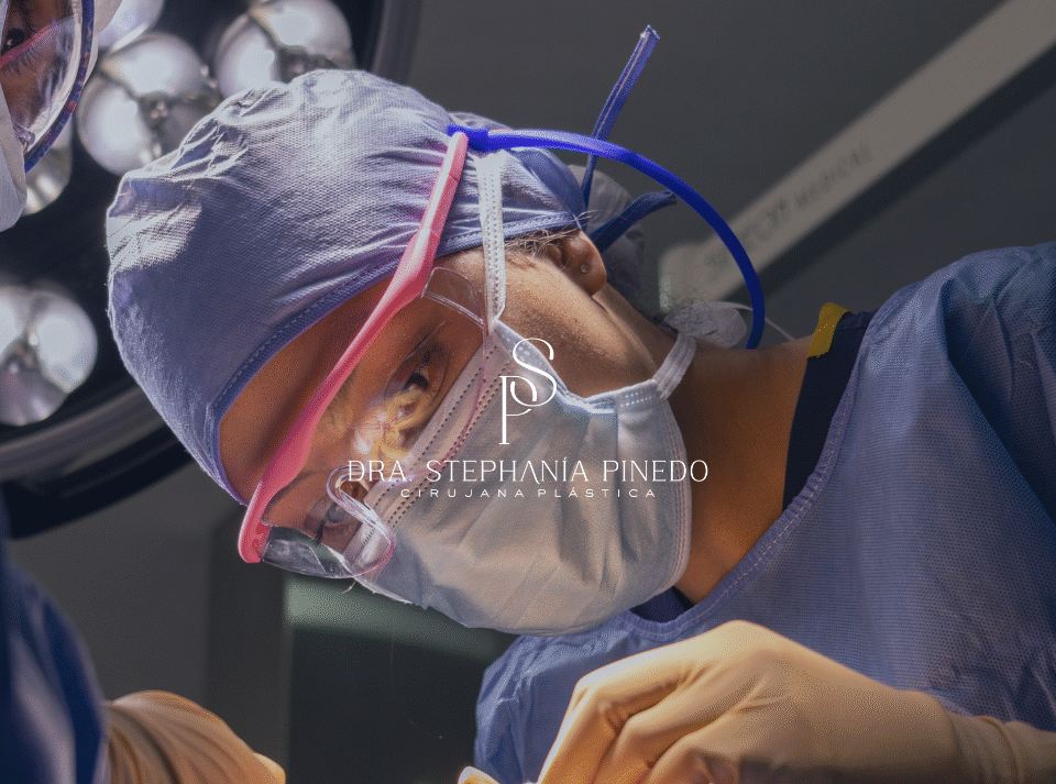 Dra. Stephania Pinedo, experta en Mommy Makeover en Bogotá