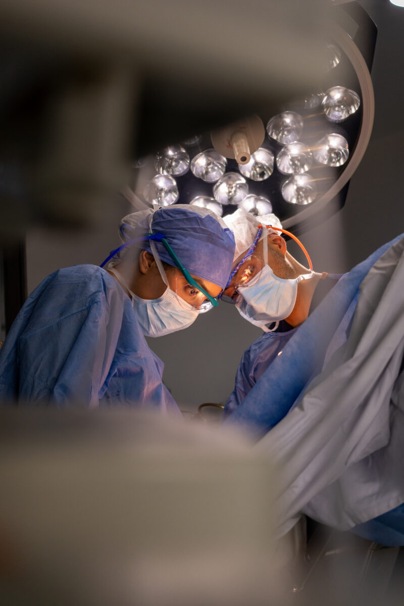 Dra Stephania Pinedo performing En Bloc breast explant surgery Bogota