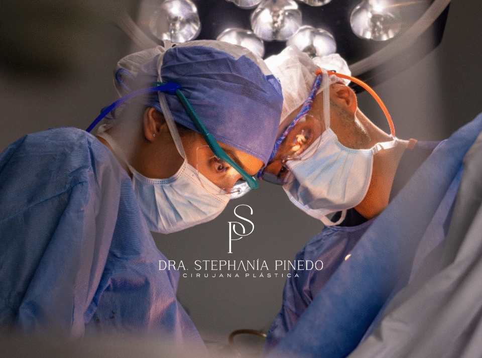 Dra Stephania Pinedo performing En Bloc breast explant surgery Bogota