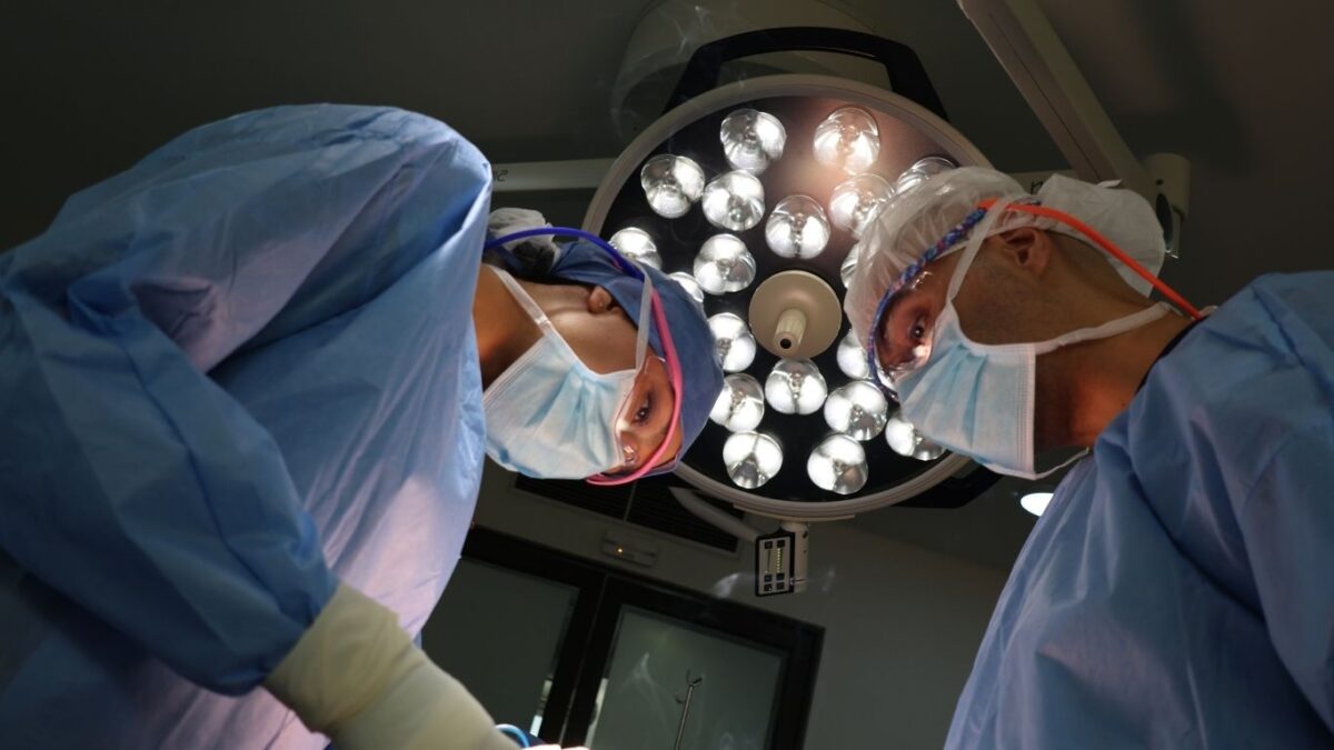 Dr. Stephania Pinedo and Dr. Paul Aguirre performing advanced plastic surgery in Bogota.
