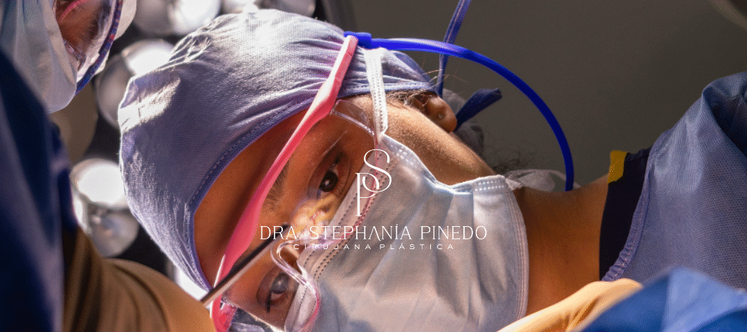 Dra Stephania Pinedo performing tummy tuck with muscle repair surgery in Bogota clinic