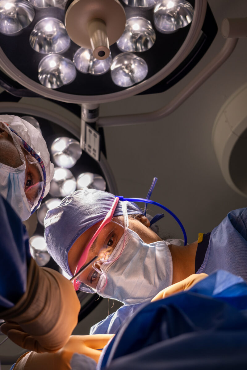 Dra Stephania Pinedo performing tummy tuck with muscle repair surgery in Bogota clinic