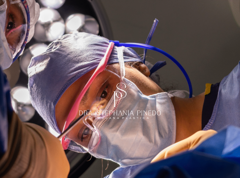 Dra Stephania Pinedo performing tummy tuck with muscle repair surgery in Bogota clinic
