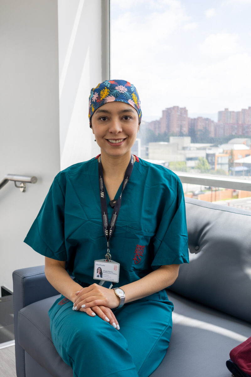 Dra. Stephania Pinedo cirujana plástica Bogotá agenda valoración internacional