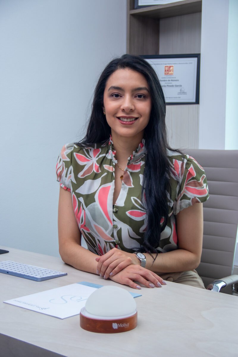 Dra. Stephania Pinedo cirujana plástica certificada SCCP Bogotá Colombia mitos implantes mamarios