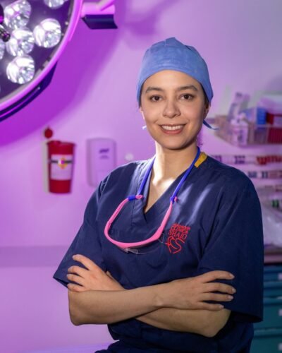 Dra. Pinedo explicando el postoperatorio de mastopexia sin implantes a una paciente.